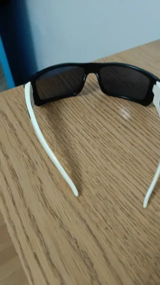 Gafas de sol Arnette negras y blancas