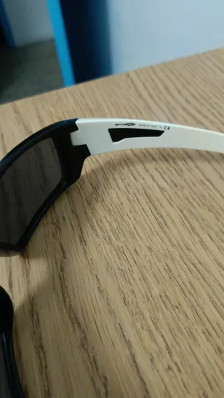 Gafas de sol Arnette negras y blancas