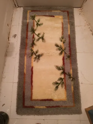 Alfombra de lana beige y verde