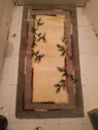 Alfombra de lana beige y verde