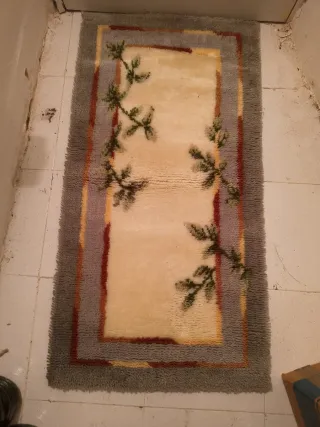 Alfombra de lana beige y verde