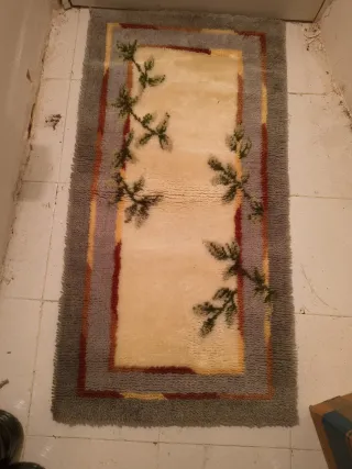 Alfombra de lana beige y verde