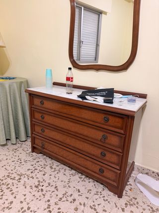 Cómoda de madera con tapa de mármol