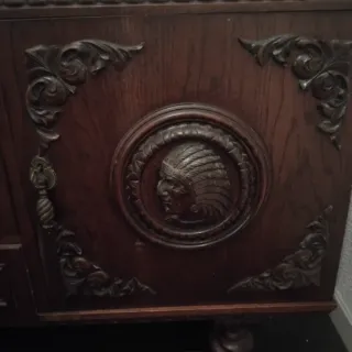 Armario antiguo de madera tallada