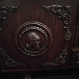 Armario antiguo de madera tallada