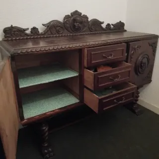 Armario antiguo de madera tallada