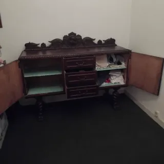 Armario antiguo de madera tallada