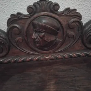 Armario antiguo de madera tallada