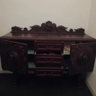 Armario antiguo de madera tallada