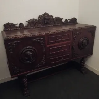 Armario antiguo de madera tallada