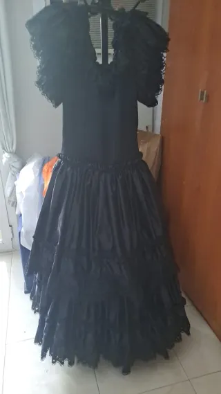 Traje de flamenca negro volantes
