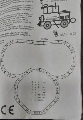 Circuito de madera con trenes y coches