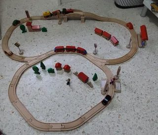 Circuito de madera con trenes y coches