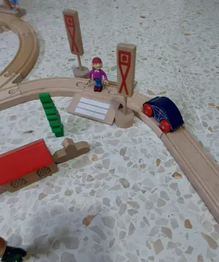 Circuito de madera con trenes y coches
