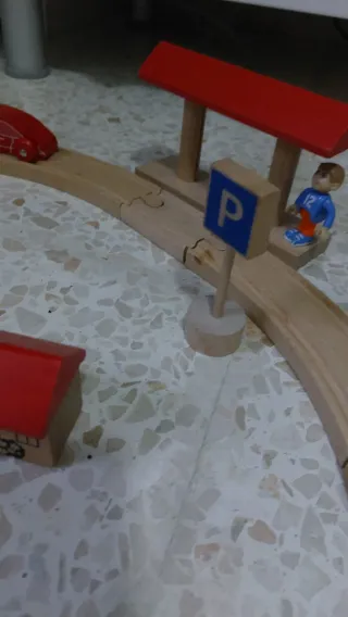 Circuito de madera con trenes y coches