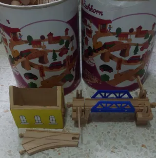 Circuito de madera con trenes y coches