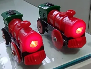 Circuito de madera con trenes y coches