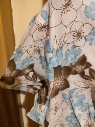 Blusa Stradivarius floral azul y marrón