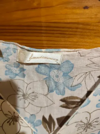 Blusa Stradivarius floral azul y marrón