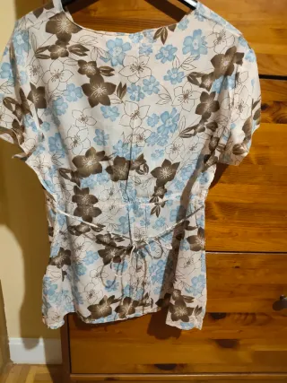 Blusa Stradivarius floral azul y marrón