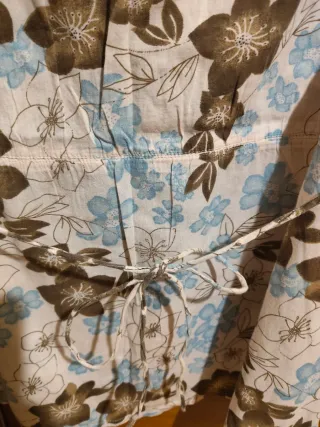 Blusa Stradivarius floral azul y marrón