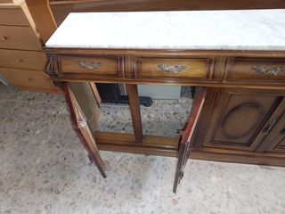 Mueble cubre radiador de madera con mármol