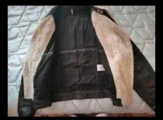 Cazadora de piel de Naf Naf.