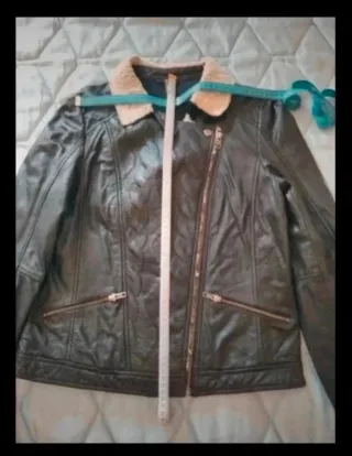 Cazadora de piel de Naf Naf.