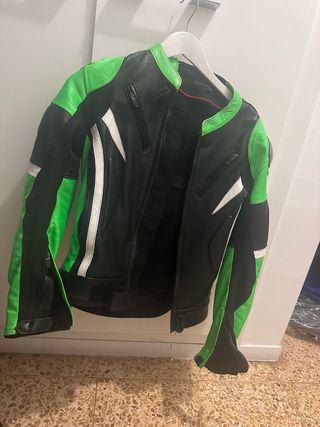 Chaqueta de moto talla S 30€ cada una