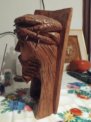 Rostro de Cristo tallado a mano