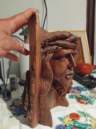 Rostro de Cristo tallado a mano
