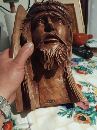 Rostro de Cristo tallado a mano
