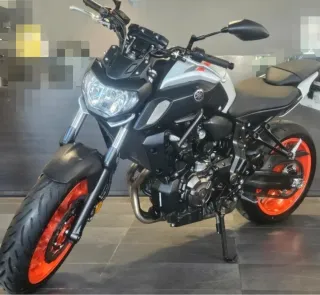 Yamaha MT-07 Gris, negra y naranja LIMITADA A2