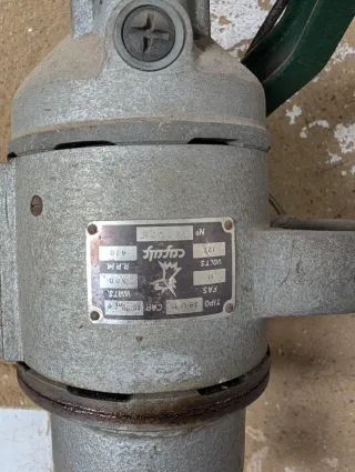 Taladro de columna industrial antiguo