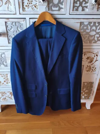 Traje de chaqueta azul, marca Álvaro Moreno