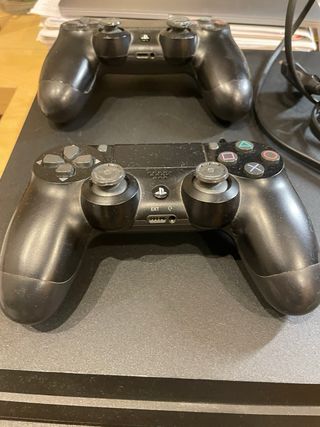 Play 4 pro con 2 mandos incluidos y cascos gaiming
