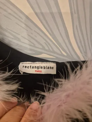 Top negro con plumas rosas