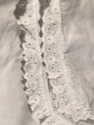 Blusa antigua blanca con puntillas