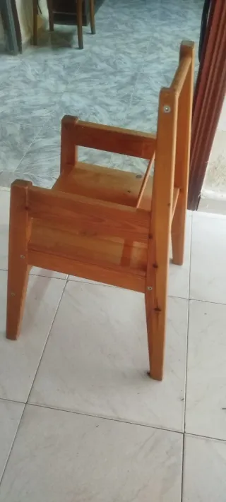 Silla de madera de niño