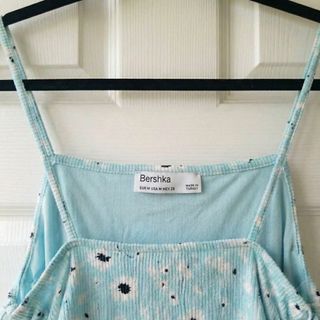 Vestido Bershka mini flores azul fruncido Talla M