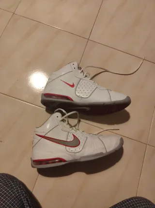 Scarpe Nike bianche e rosse