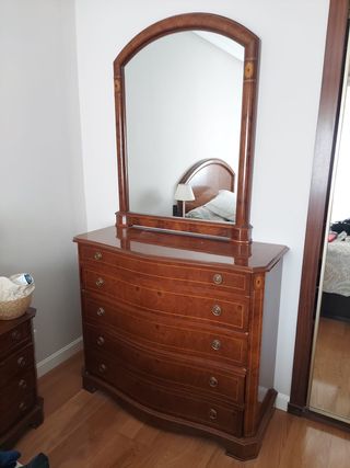 Cómoda de dormitorio con espejo