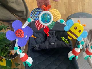 Mecedora Babybjorn mas arco animado