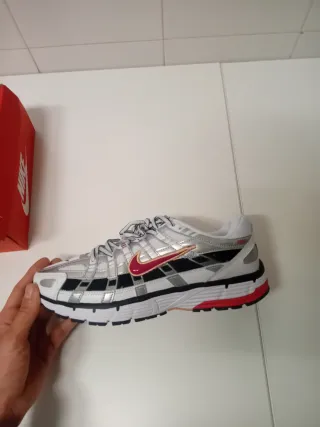 Zapatillas Nike P-6000 plateadas y rojas