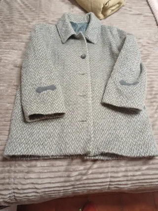 Abrigo de punto gris y beige