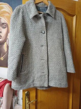 Abrigo de punto gris y beige