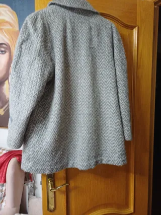 Abrigo de punto gris y beige