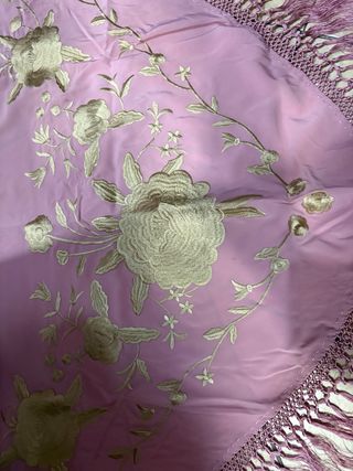 Manton rosa bordado en dorado