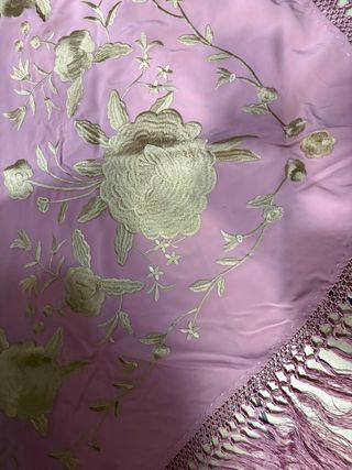 Manton rosa bordado en dorado