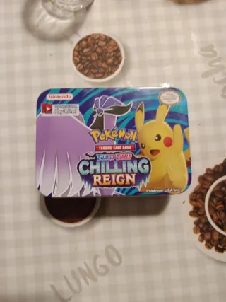 Caja de cartas Pokémon con varias cartas muy exclu